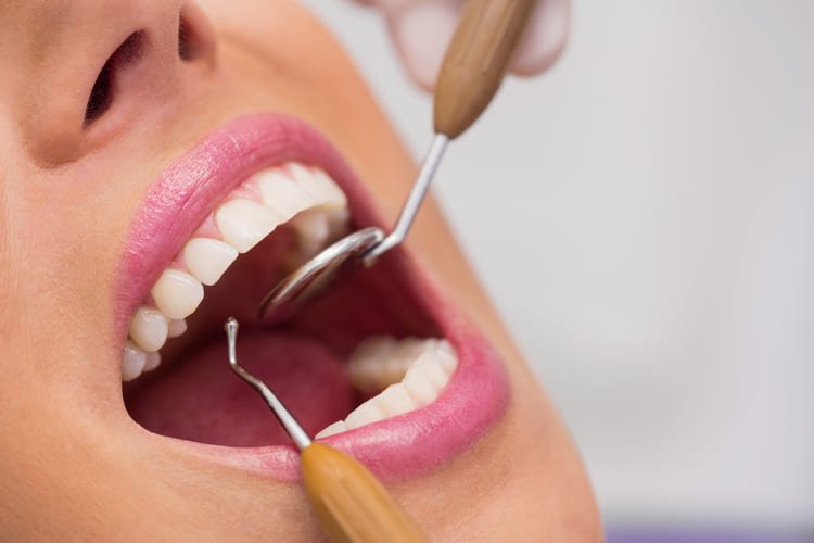 dentista-examinando-dientes-paciente-femenino (1)